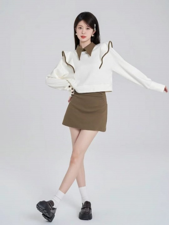 Váy chữ A kết hợp giày loafer đế cao giúp tăng chiều cao mà vẫn thoải mái.