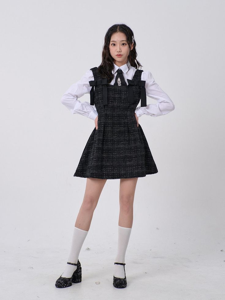 mặc váy ngắn mang giày gì