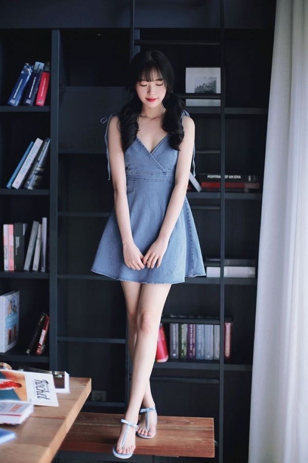 Sandal sợi mảnh mix váy chữ A ngắn giúp mang lại vẻ ngoài nhẹ nhàng, thanh thoát.