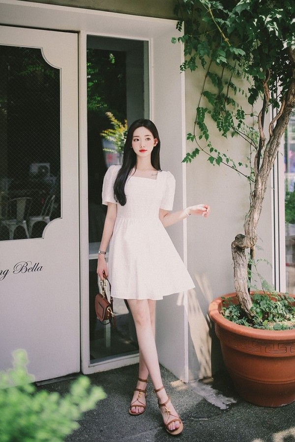Váy chữ A midi kết hợp sandal quai mảnh tạo outfit thoải mái, phù hợp ngày hè.