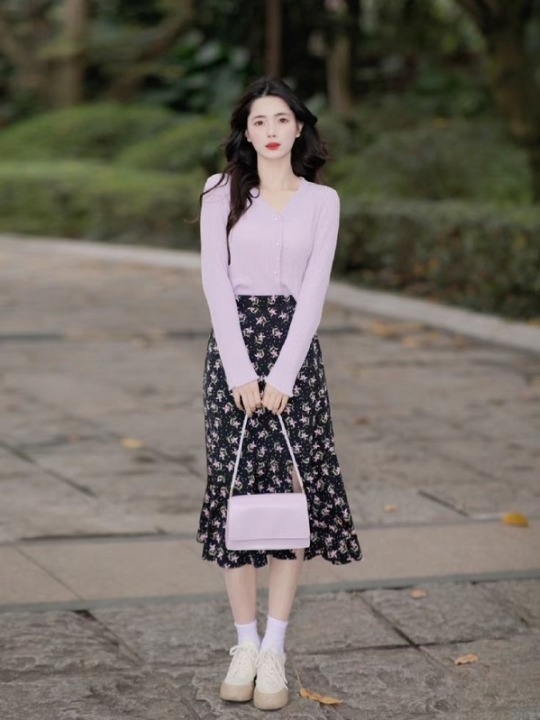 Sneaker cổ thấp mix cùng chân váy chữ A mang đến phong cách casual thoải mái.