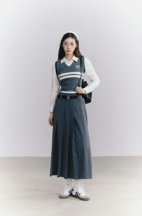 Phối váy chữ A ngắn với sneaker trắng giúp tạo vẻ ngoài trẻ trung, năng động.