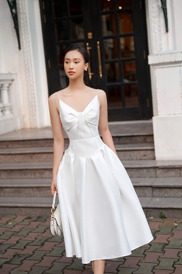 Thiết kế 2 dây khoe bờ vai gợi cảm, mang đến vẻ đẹp nhẹ nhàng, thanh thoát