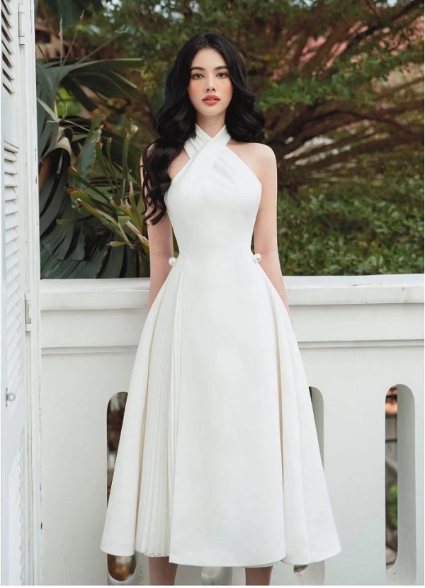 Đầm cổ yếm thanh lịch với thiết kế tinh tế, giúp tôn lên bờ vai và phần cổ quyến rũ.