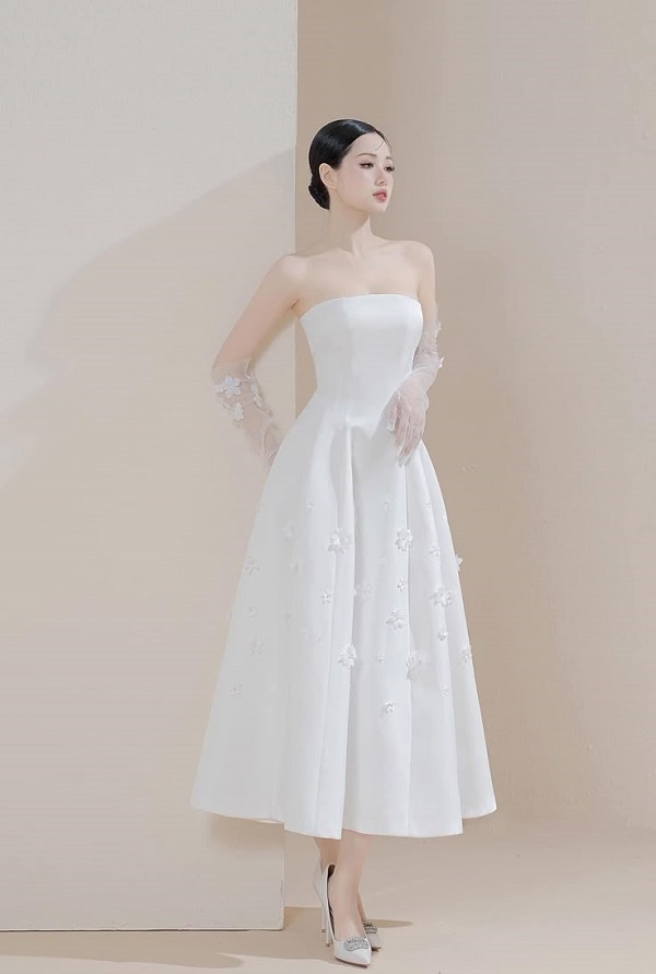 Thiết kế cúp ngực khoe trọn bờ vai và xương quai xanh quyến rũ, mang đến vẻ ngoài sang trọng.