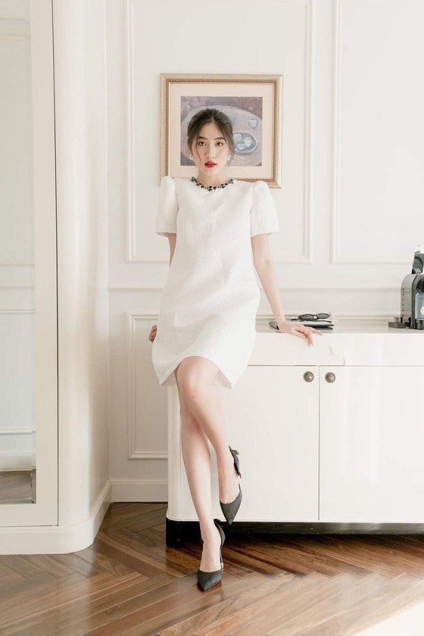 Váy trắng dáng suông thoải mái, dễ mặc, phù hợp với mọi vóc dáng và phong cách.