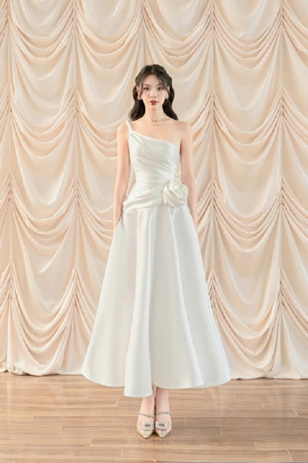 Đầm lệch vai mang đến vẻ đẹp hiện đại, cá tính nhưng vẫn đầy quyến rũ và sang trọng.