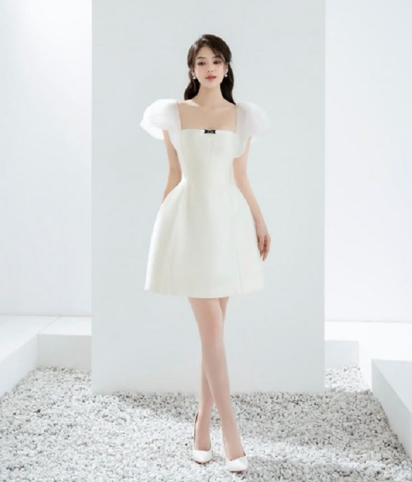 Thiết kế tay cánh sen bồng nhẹ, tạo vẻ nữ tính, đáng yêu nhưng vẫn thanh lịch.