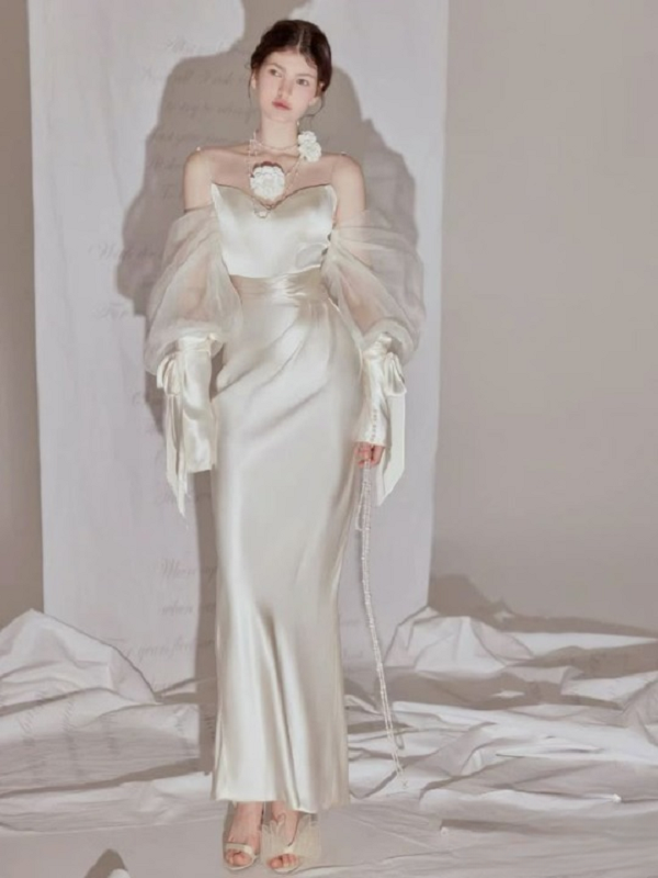 Thiết kế từ chất liệu lụa cao cấp giúp tạo hiệu ứng rủ mềm, mang đến vẻ đẹp sang trọng và nữ tính.