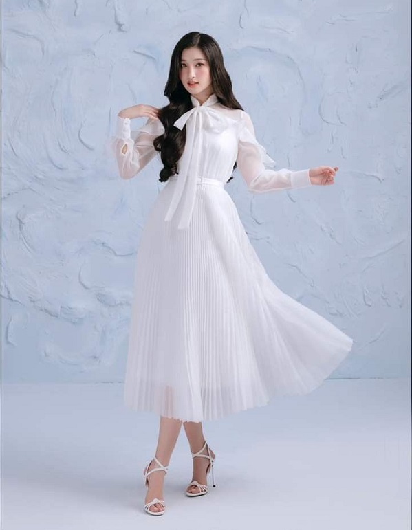 Kiểu đầm từ chất liệu voan mềm mại, bay bổng, phù hợp cho những bữa tiệc ngoài trời lãng mạn.