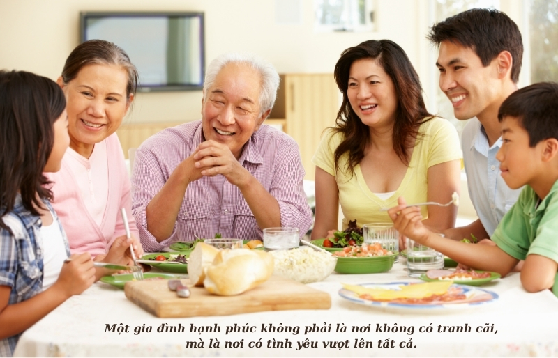 Khoảnh khắc cả gia đình sum vầy bên bữa cơm tối – hạnh phúc giản dị nhưng thiêng liêng.
