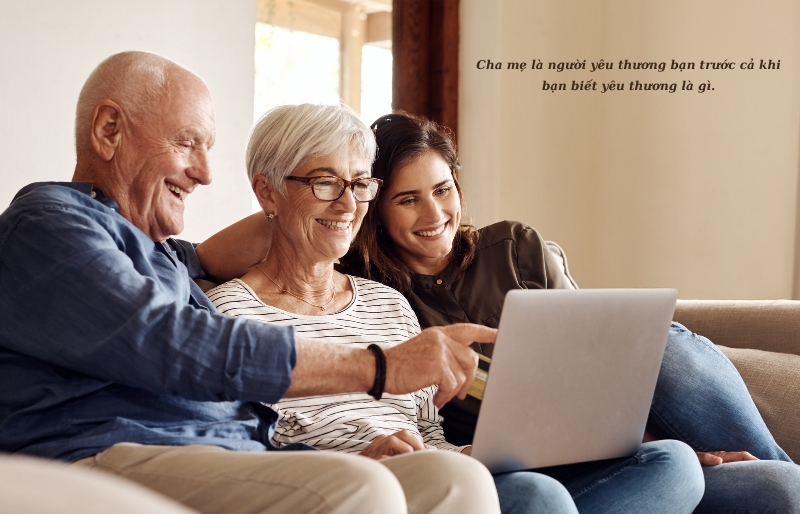 Ánh mắt cha mẹ luôn dõi theo con, kể cả khi con đã trưởng thành.