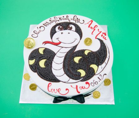 Bánh sinh nhật cho nam hình con rắn màu đen