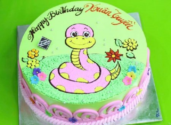 Bánh sinh nhật cho bé gái - rắn hồng và hoa nhí