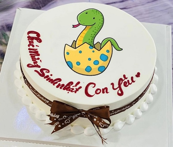 Bánh sinh nhật con gái tuổi rắn dễ thương, ngộ nghĩnh