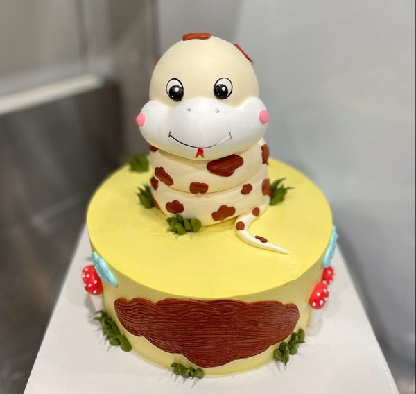 Mẫu bánh con rắn hoạt hình với đôi mắt to tròn cực ngộ nghĩnh