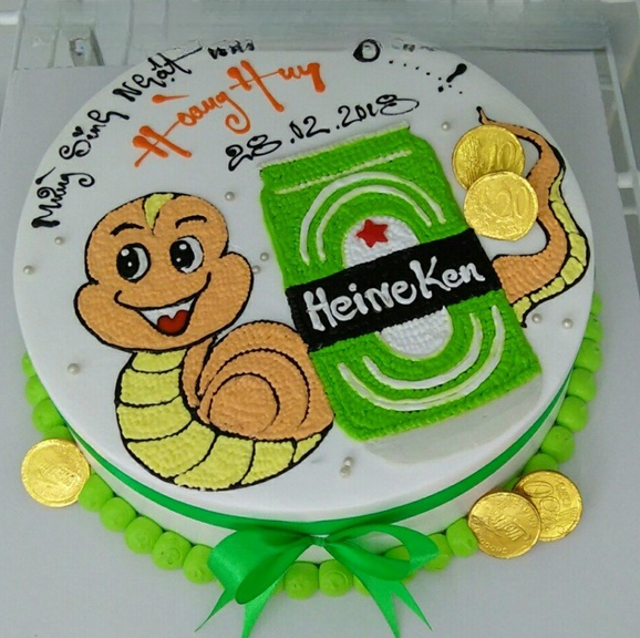 Bánh sinh nhật tuổi rắn cho nam với hình con rắn vàng và lon bia