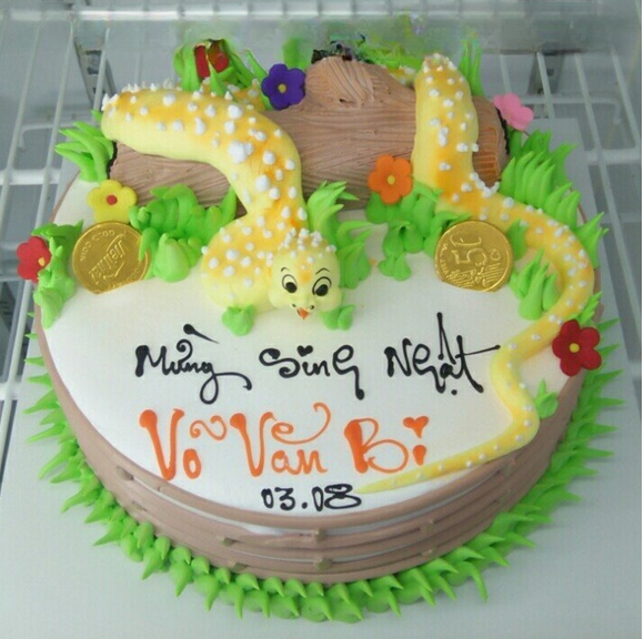 Bánh sinh nhật hình con rắn vàng uốn lượn