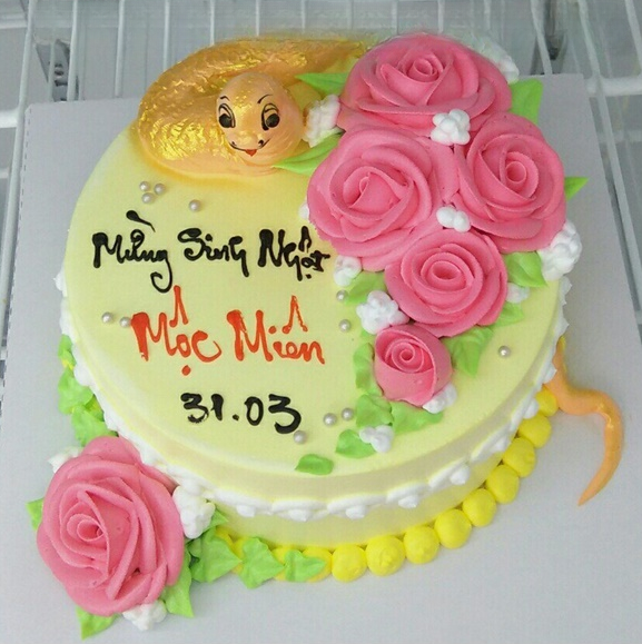 Bánh sinh nhật hình con rắn và hoa hồng