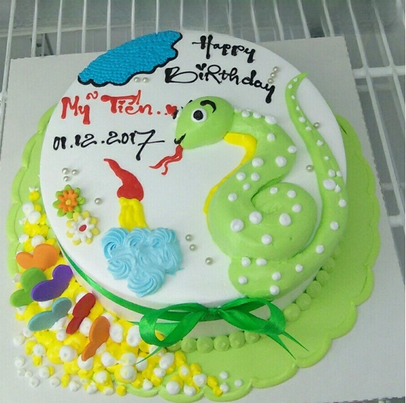 Bánh kem ít ngọt hình con rắn đang thổi nến