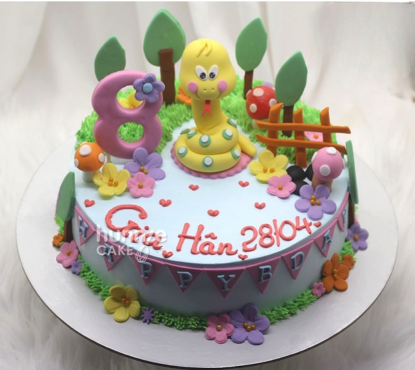 Bánh kem cho bé tuổi rắn được nặn tạo hình từ kẹo đường