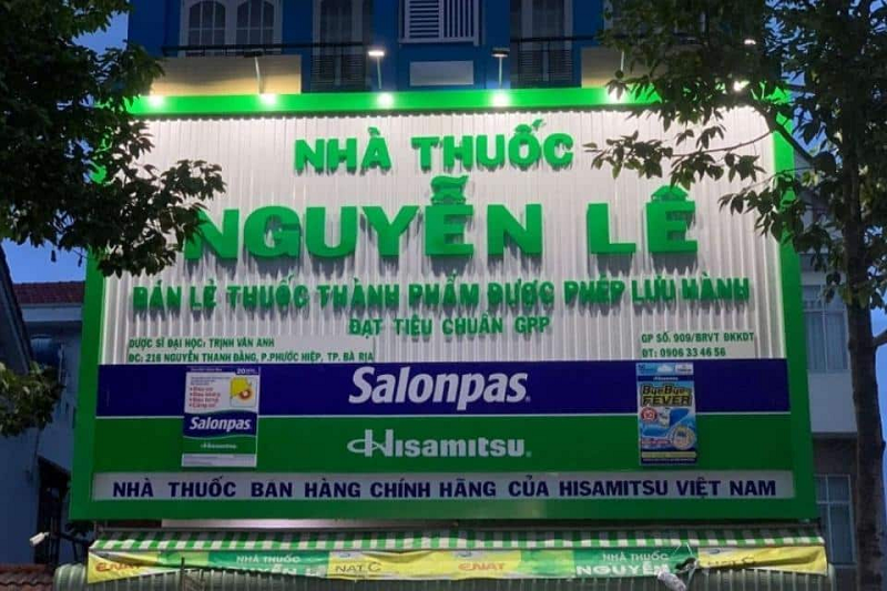 Bảng hiệu quầy thuốc tây với các thông tin quảng cáo sản phẩm