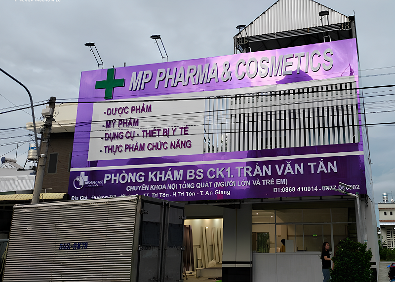 Mẫu biển quầy thuốc đạt chuẩn GPP với tone màu tím thu hút