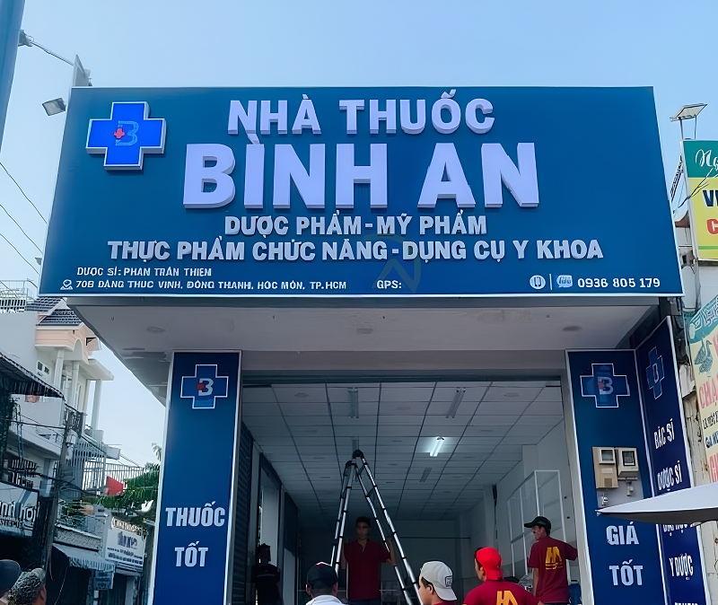 Biển hiệu thuốc với tên nhà thuốc ý nghĩa