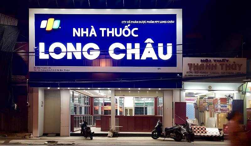 Bảng hiệu đèn LED của nhà thuốc Long Châu